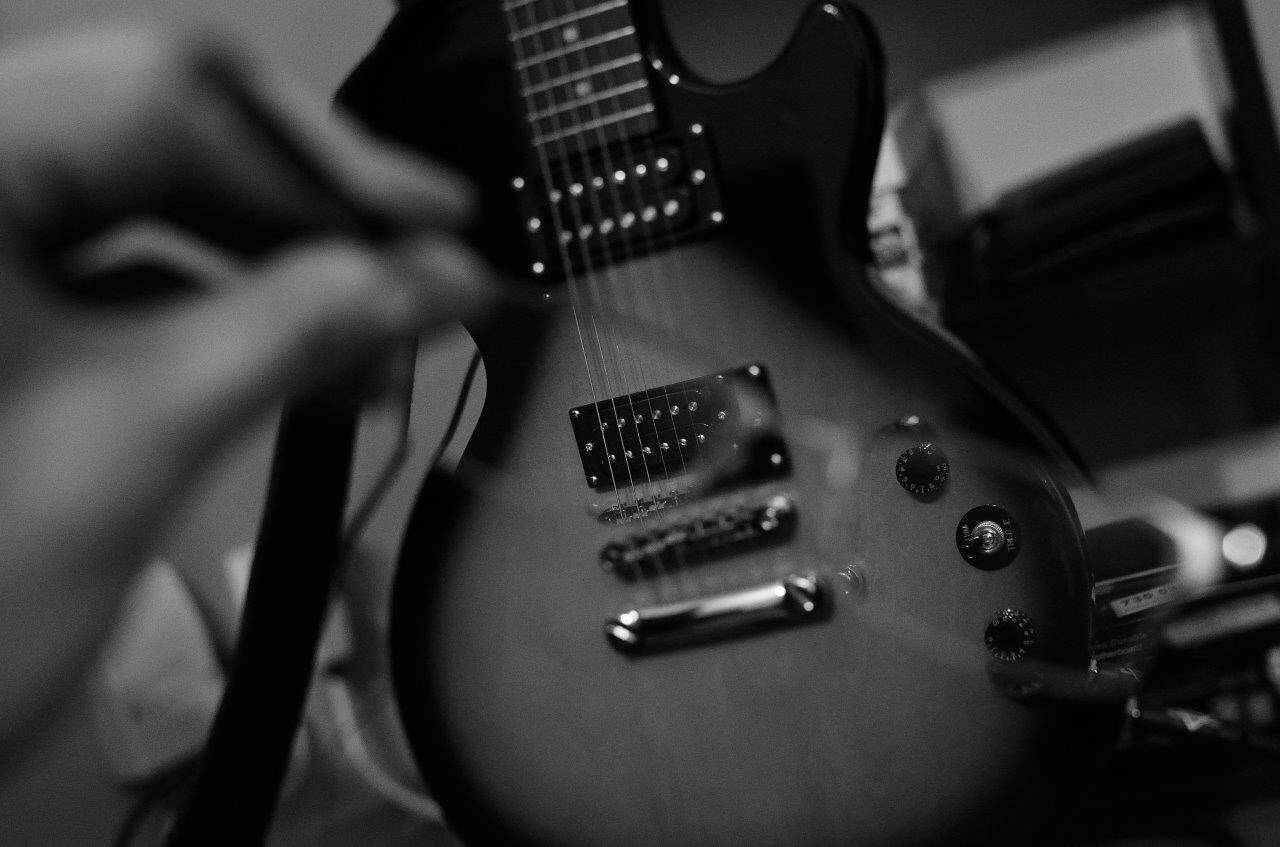 fekete-fehér kép egy gitárról