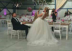 Levente ceremóniamester esküvői játék menyasszonnyal és vőlegénnyel